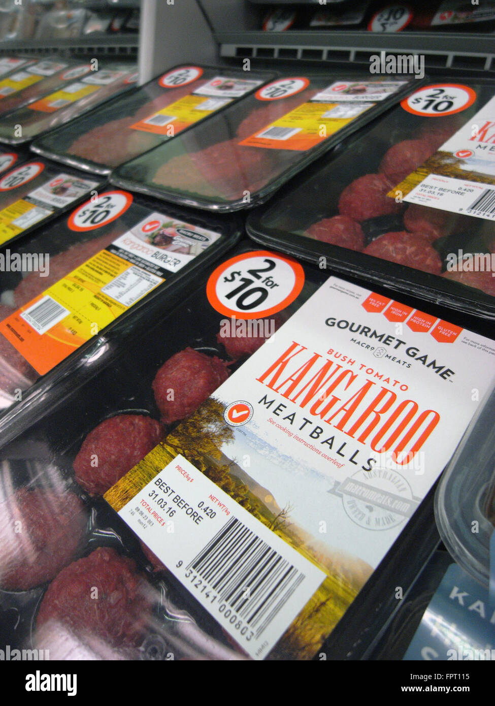 Les produits de viande de kangourou (boulettes de viande, hamburgers) en vente en supermarché, l'ouest de l'Australie. Pas de PR Banque D'Images