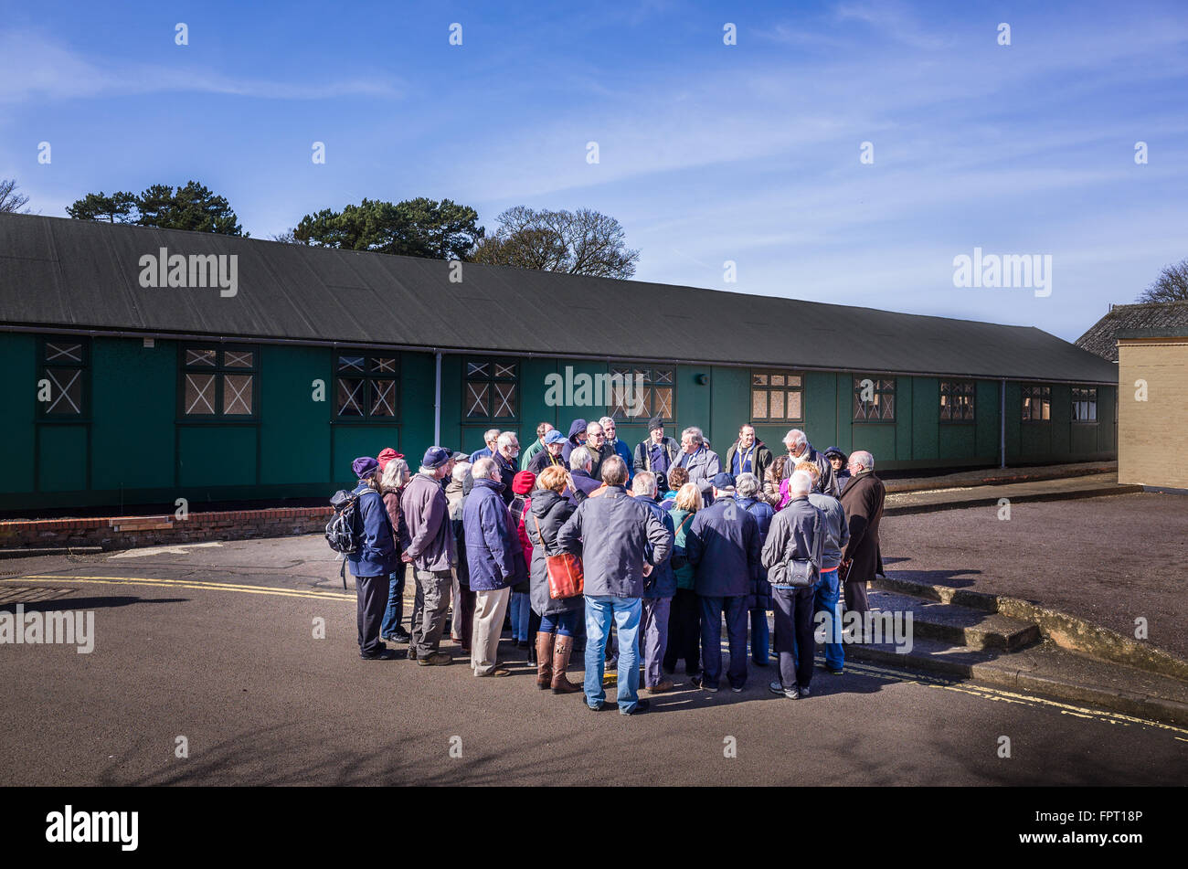 Groupe de visiteurs à Bletchley Park, Angleterre, home for mathematical Genius de la Seconde Guerre mondiale. Banque D'Images