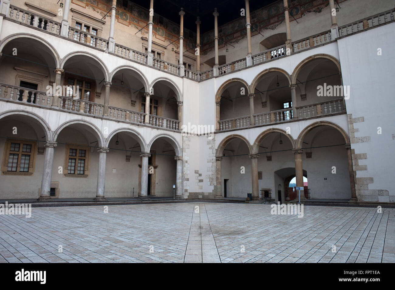 Pologne, Krakow (Cracovie), cour du château de Wawel, niveaux d'arcades de style Renaissance, colonnade Banque D'Images