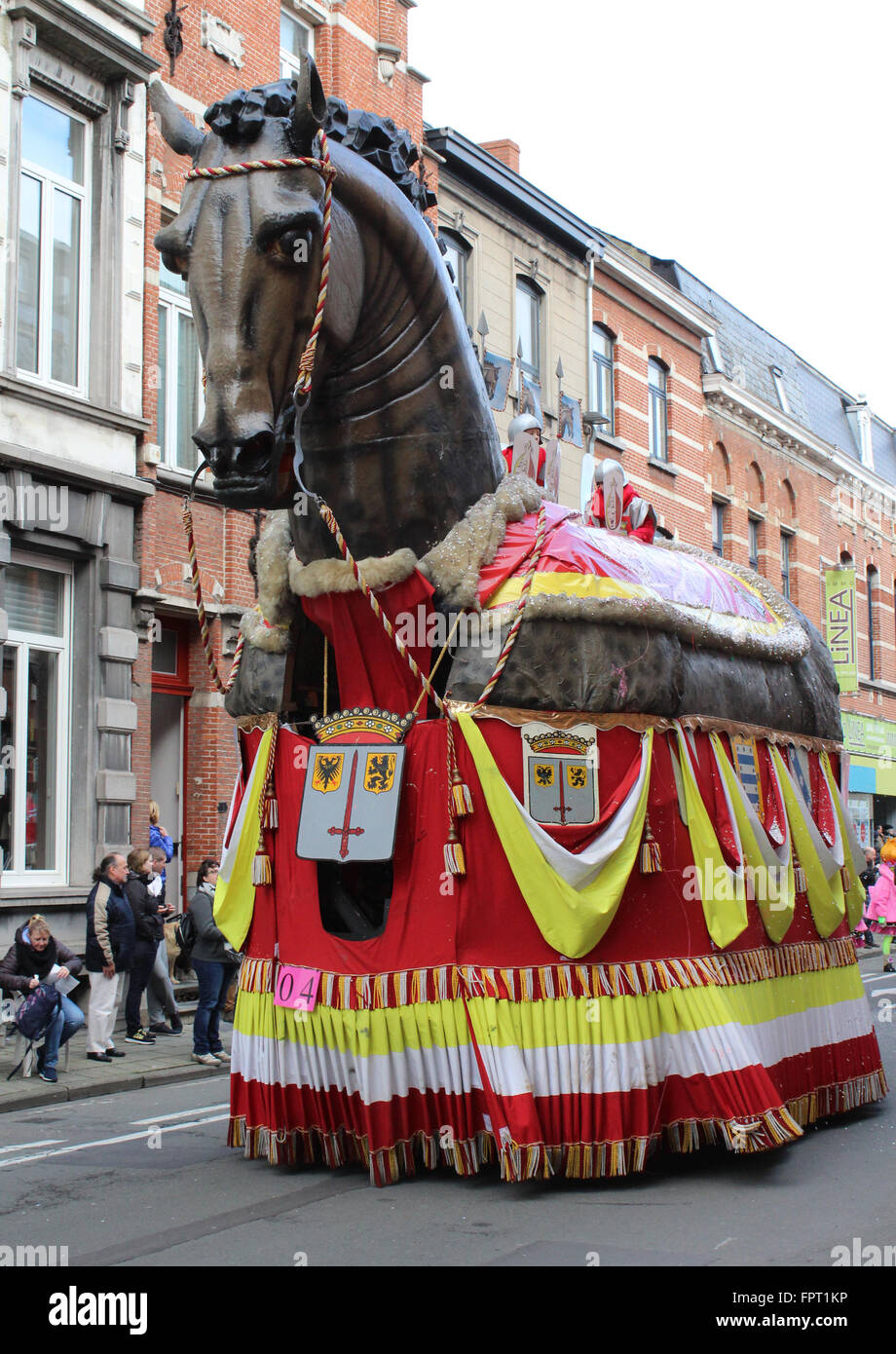 AALST, Belgique, le 7 février 2016 : Le 'Ros Balatum' se déplace dans les rues de Alost durant le carnaval annuel défilé. Banque D'Images