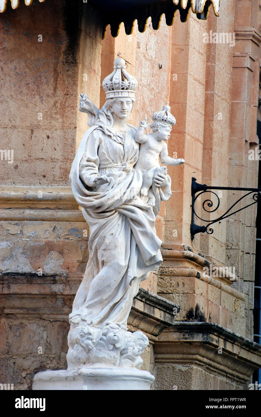 Statue de la Vierge Marie avec l'enfant à Mdina, Malte Banque D'Images