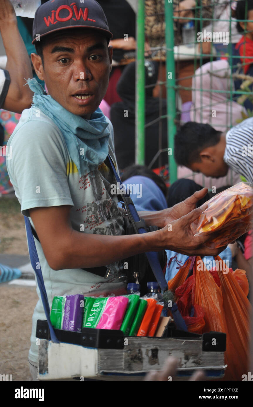 Makassar, Indonesa. Un homme vend des tissus. Banque D'Images