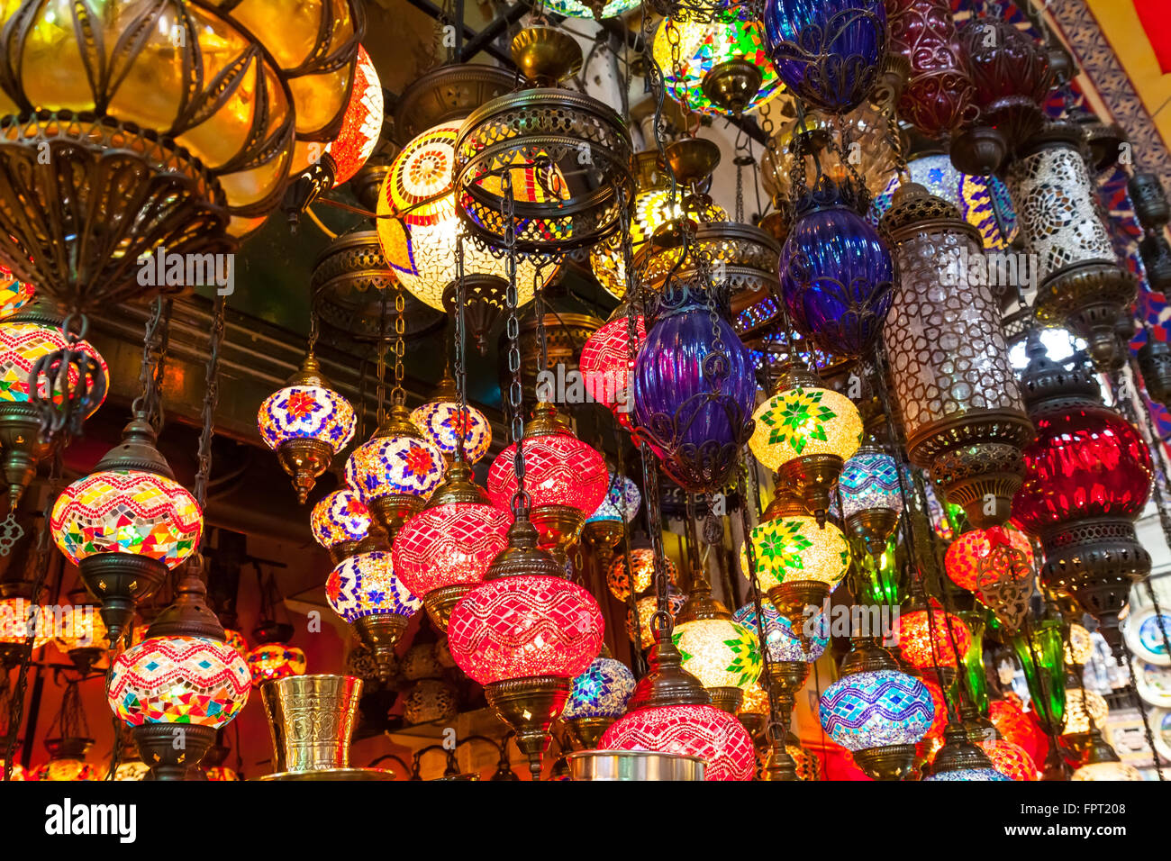 Les lampes colorées à suspendre le Grand Bazar à Istanbul, Turquie Banque D'Images