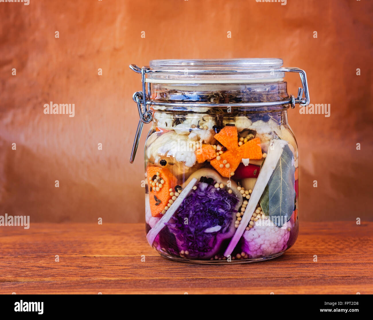 Pot de saumure fermentée assortis lacto-cornichons sur une table en bois. Banque D'Images