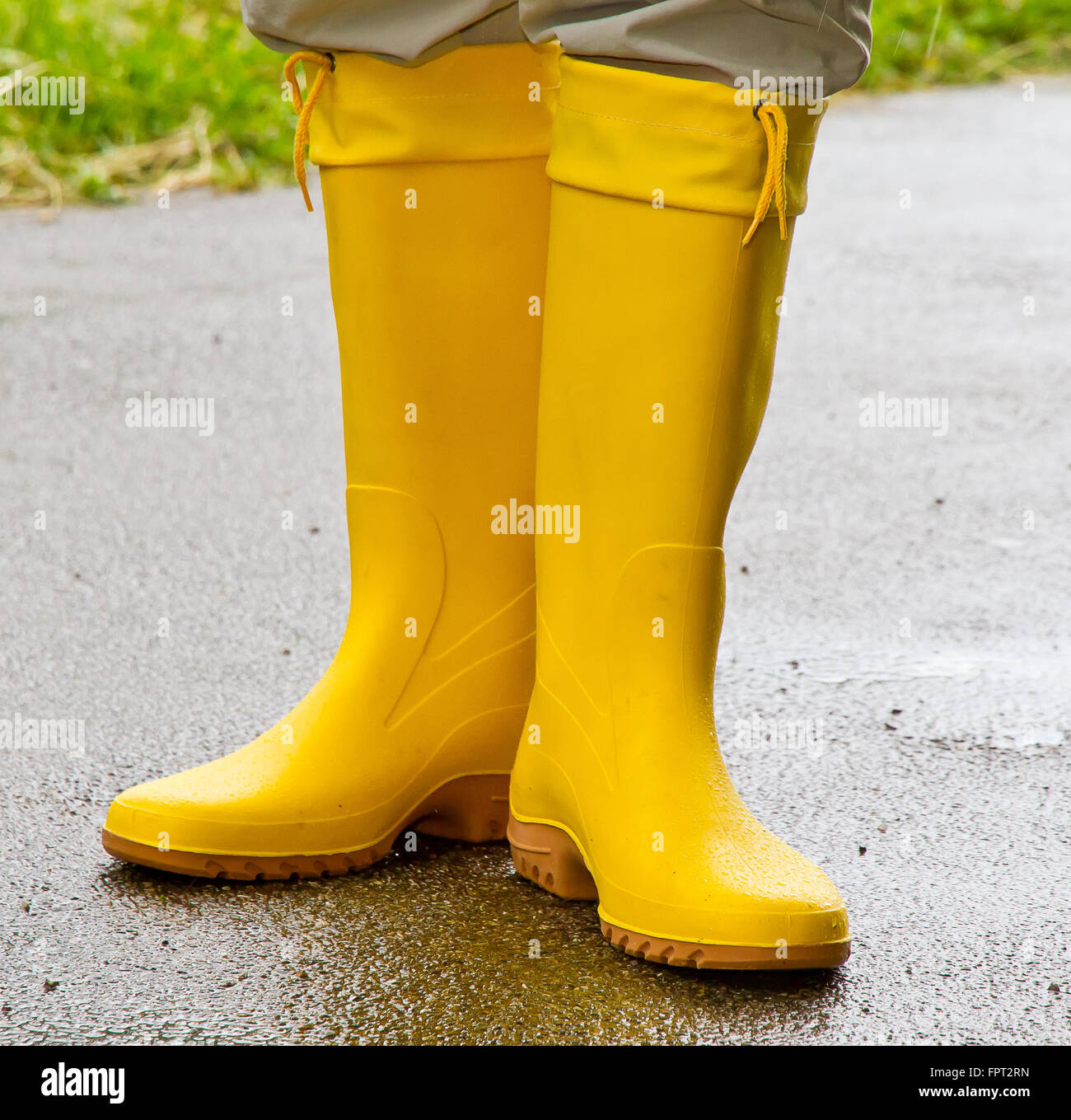 Portrait d'une femme avec des bottes en caoutchouc Photo Stock - Alamy