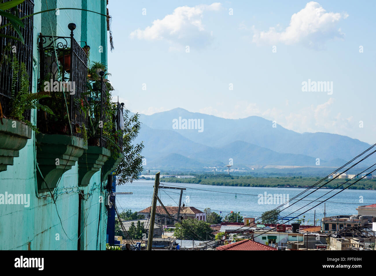 Mur de la maison avec balcon et vue sur la ville à l'eau cristalline de l'eau Banque D'Images