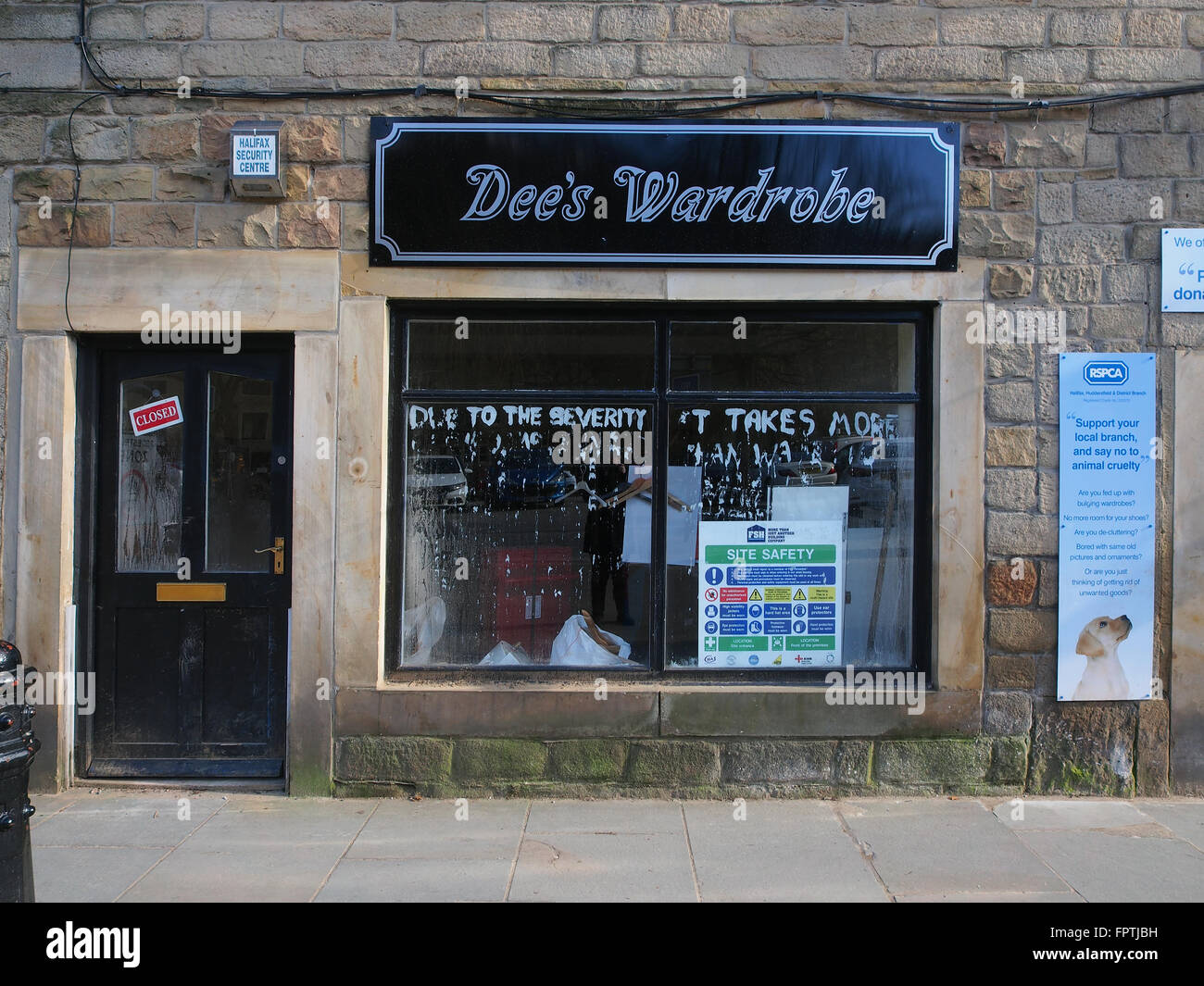 Les dommages par inondation shop à Hebden Bridge, Yorkshire, où les propriétaires sont toujours prêts à ouvrir les réparations Banque D'Images