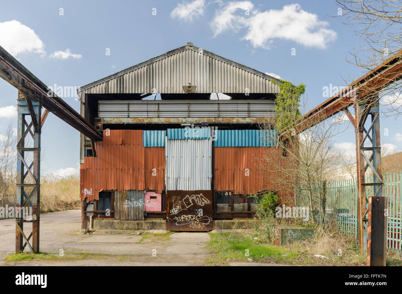 Entrepôt abandonné couverts en tôle ondulée sur le canal à Stourbridge, Stourbridge West Midlands Banque D'Images