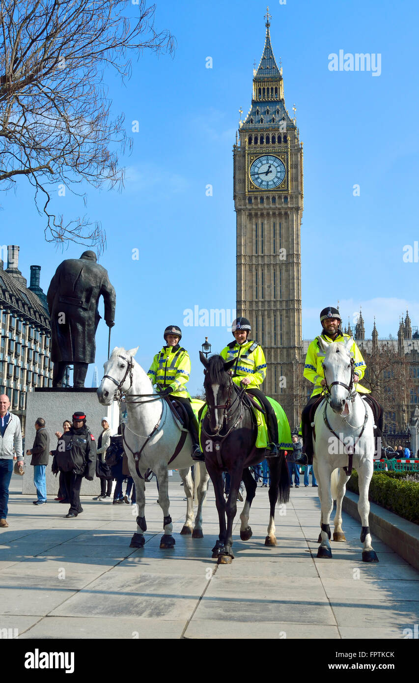 Londres, Angleterre, Royaume-Uni. Les agents de la police montée à la place du Parlement, Westminster - Big Ben derrière Banque D'Images