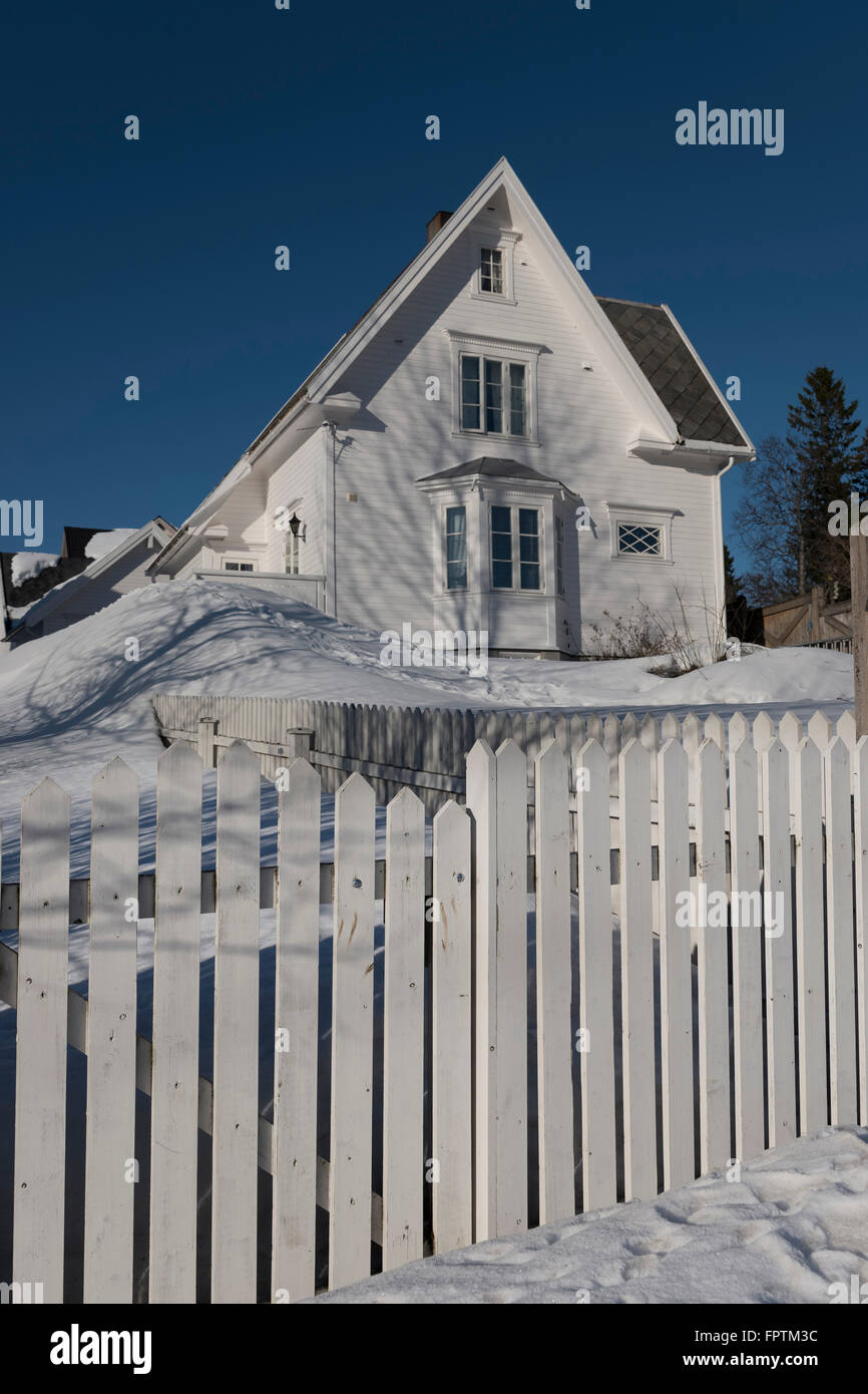 Maison norvégienne en hiver, Tromso. Banque D'Images
