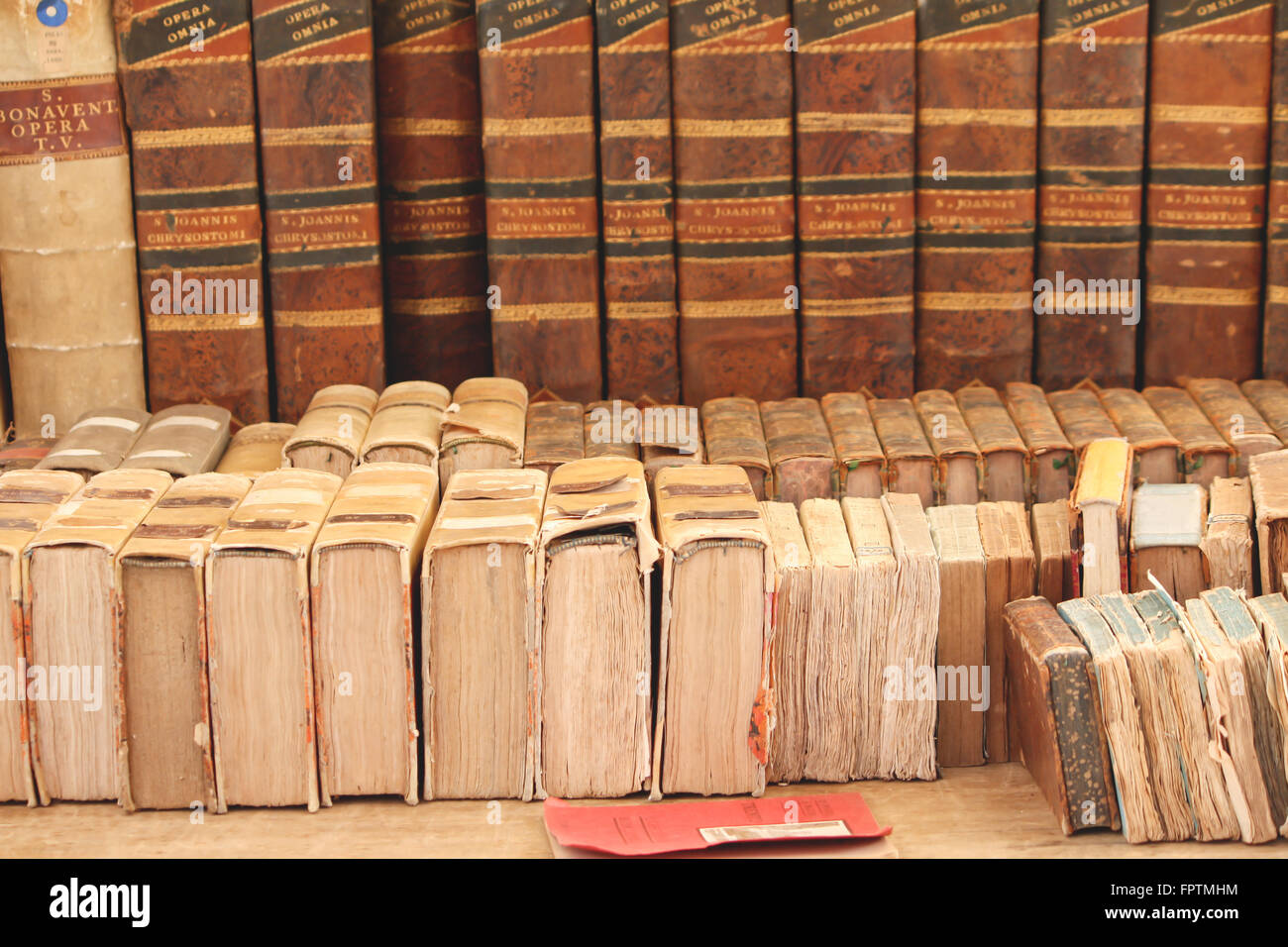Très vieille encyclopédie canadienne dans un marché de rue Banque D'Images