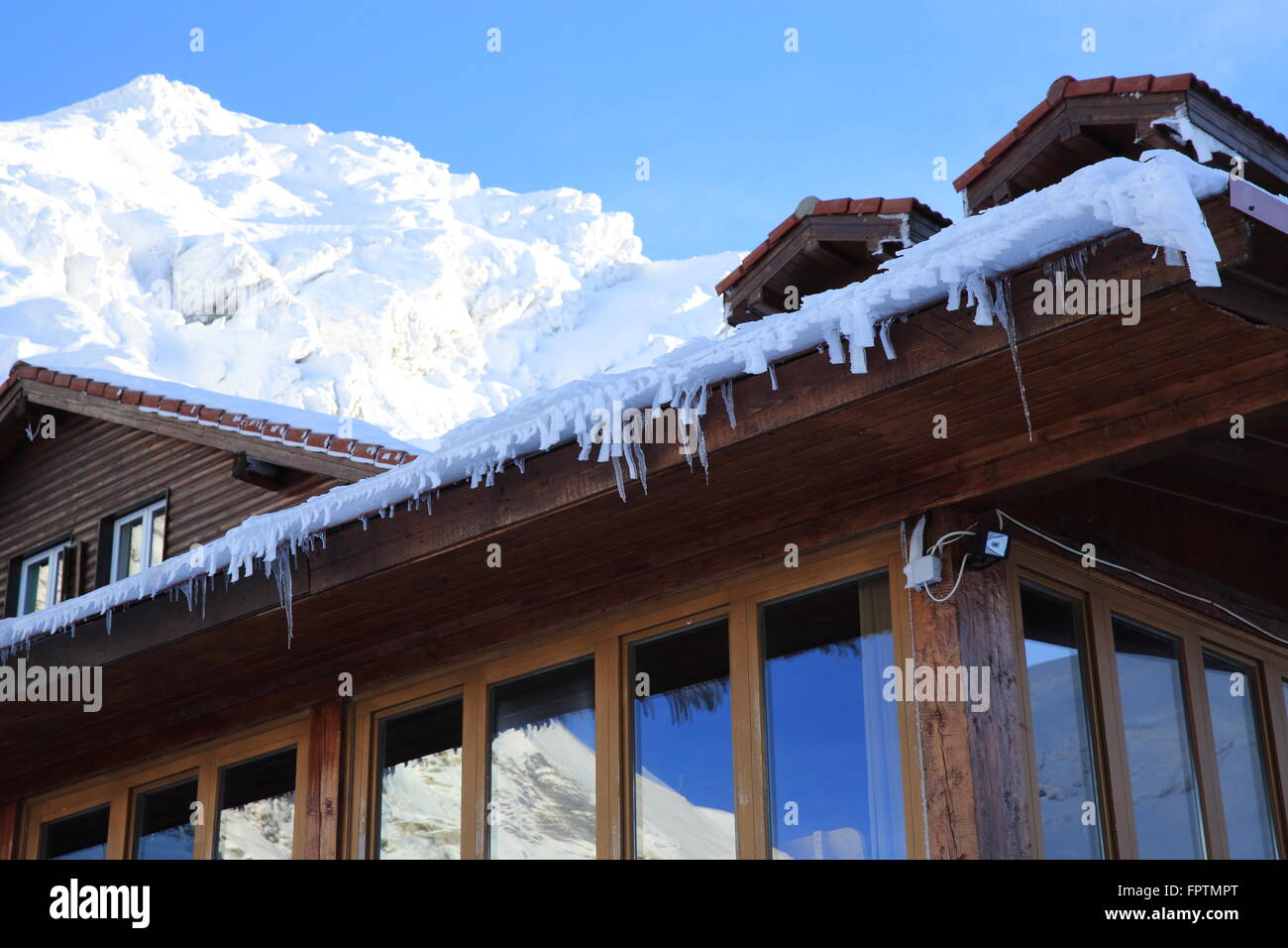 Glaçons pendant l'extérieur du bord de la toiture d'un chalet à Balea Lac, en hiver, dans les montagnes de Transylvanie, Faragas Banque D'Images