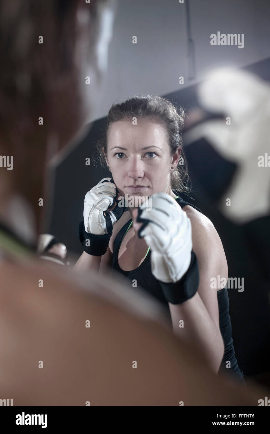 L'entraînement sportif de deux femmes boxe, Bavière, Allemagne Banque D'Images