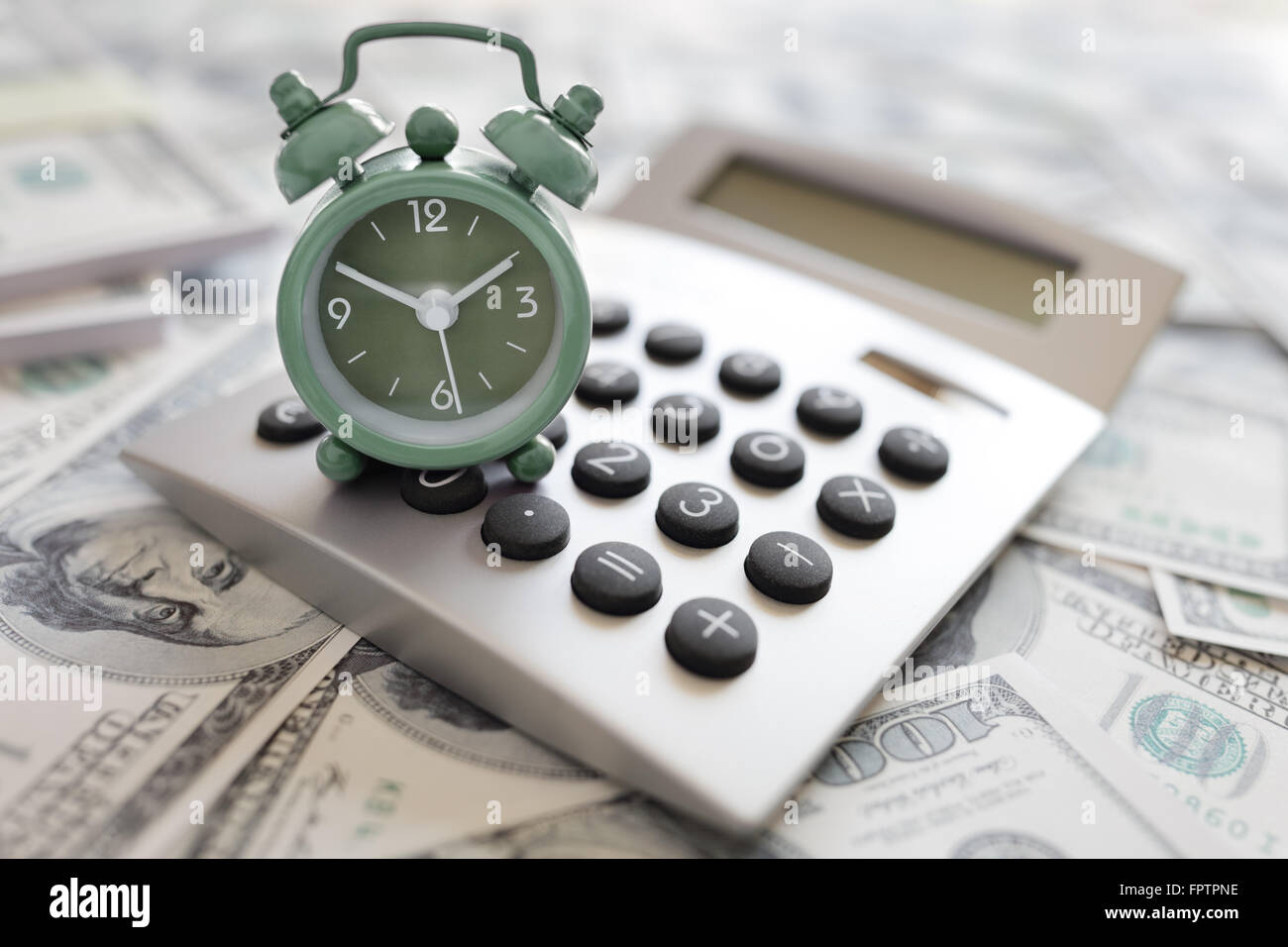 Calculatrice et réveil sur le concept de temps est de l'argent ou d'impôt et de l'épargne date limite Banque D'Images