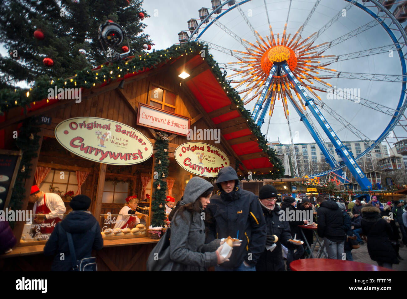 Grande roue et currywurst au marché de Noël en face de la fontaine, Neptunbrunnen, Berlin Alexanderplatz. Snack-bar à Banque D'Images