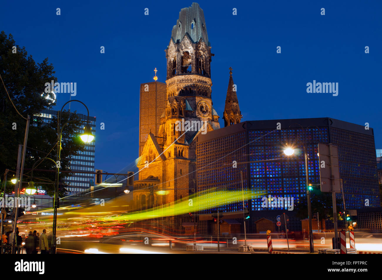 Allemagne, Berlin, Kaiser Wilhelm Memorial Church, au crépuscule. Le protestant de l'Église (en allemand : Kaiser-Wi Banque D'Images