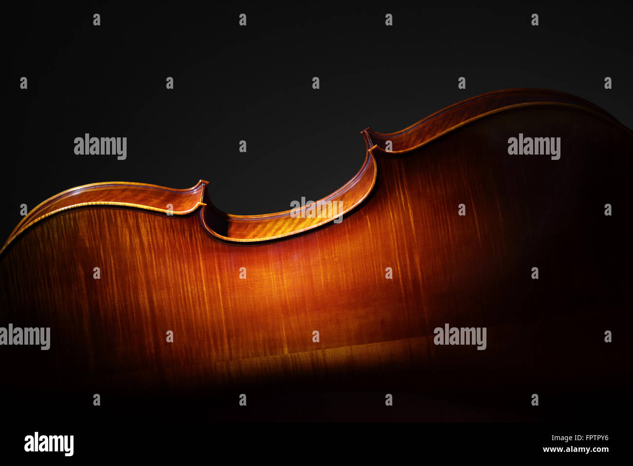 Silhouette d'arrière de violoncelle sur fond noir avec copie espace concept pour la musique Banque D'Images
