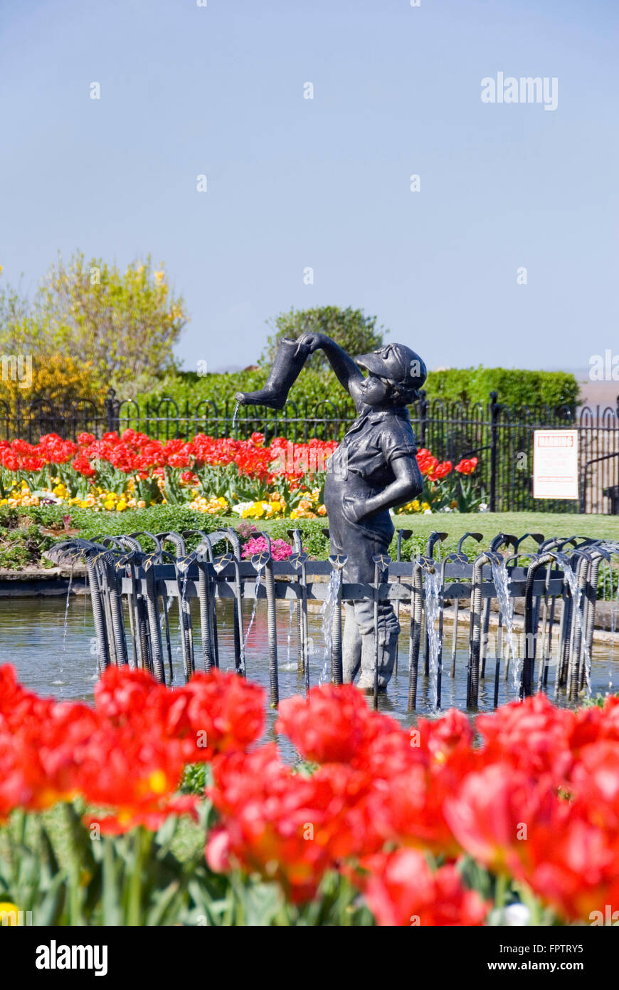 Cleethorpes, Lincolnshire, Royaume-Uni - 18 Avril 2014 : Garçon avec des fuites de démarrer le 18 avril, au Princess of Wales Memorial Garden, Kingsway Banque D'Images