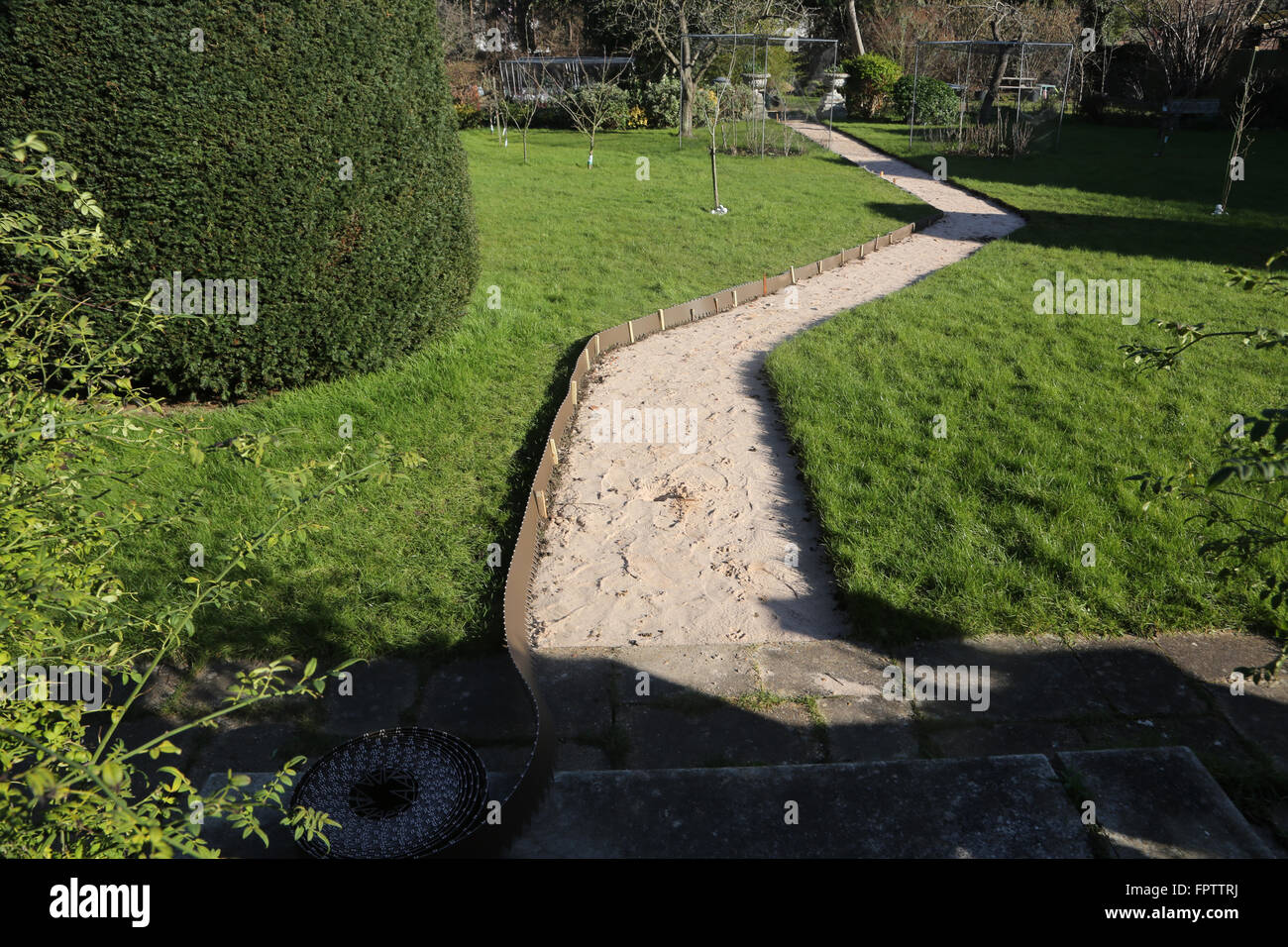 Déposer un nouveau chemin de jardin - Pelouse Alèse Surrey England Banque D'Images