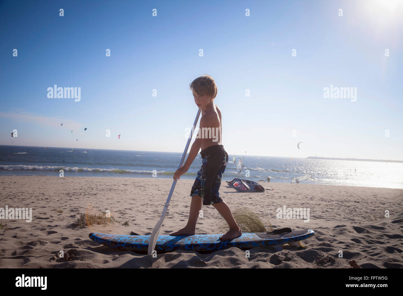 Petit enfant jouant sur la plage, Viana do Castelo, Portugal, région Norte Banque D'Images