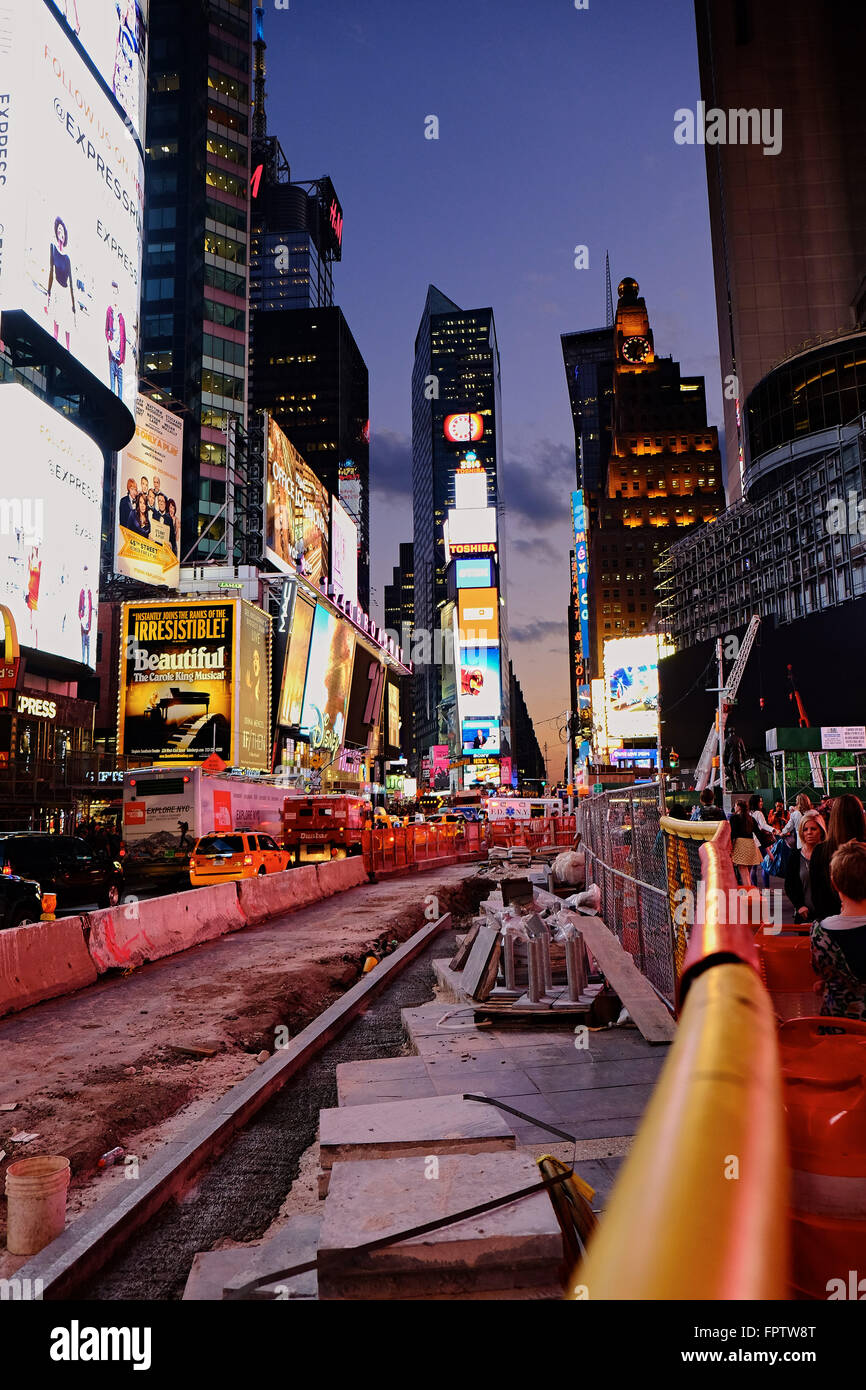 Travaux routiers sur la 7e avenue à Manhattan, New York, en début de soirée Banque D'Images