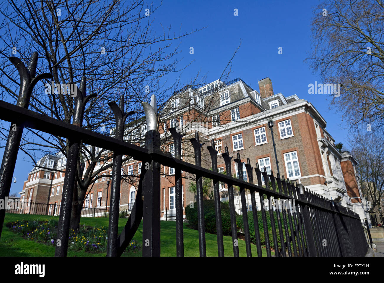 Les anciens bureaux de l'Office de l'eau métropolitaines derrière des balustrades, Hardwick Street EC1 Département du Nord-Ouest Angleterre Grande-bretagne UK Banque D'Images