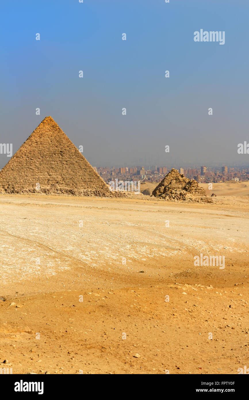 Les Pyramides de Gizeh, aménagement de l'ancienne Egypte dans le sable doré du désert pollué avec le Caire dans le background Banque D'Images