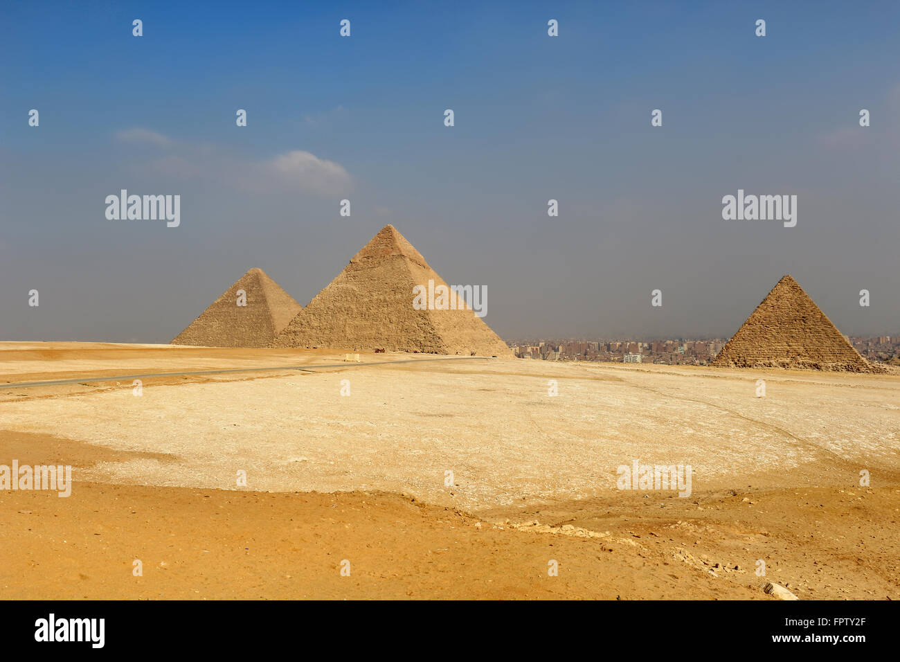 Les Pyramides de Gizeh, des structures de l'ancienne Egypte dans le sable doré du désert avec Le Caire dans la zone polluée Banque D'Images