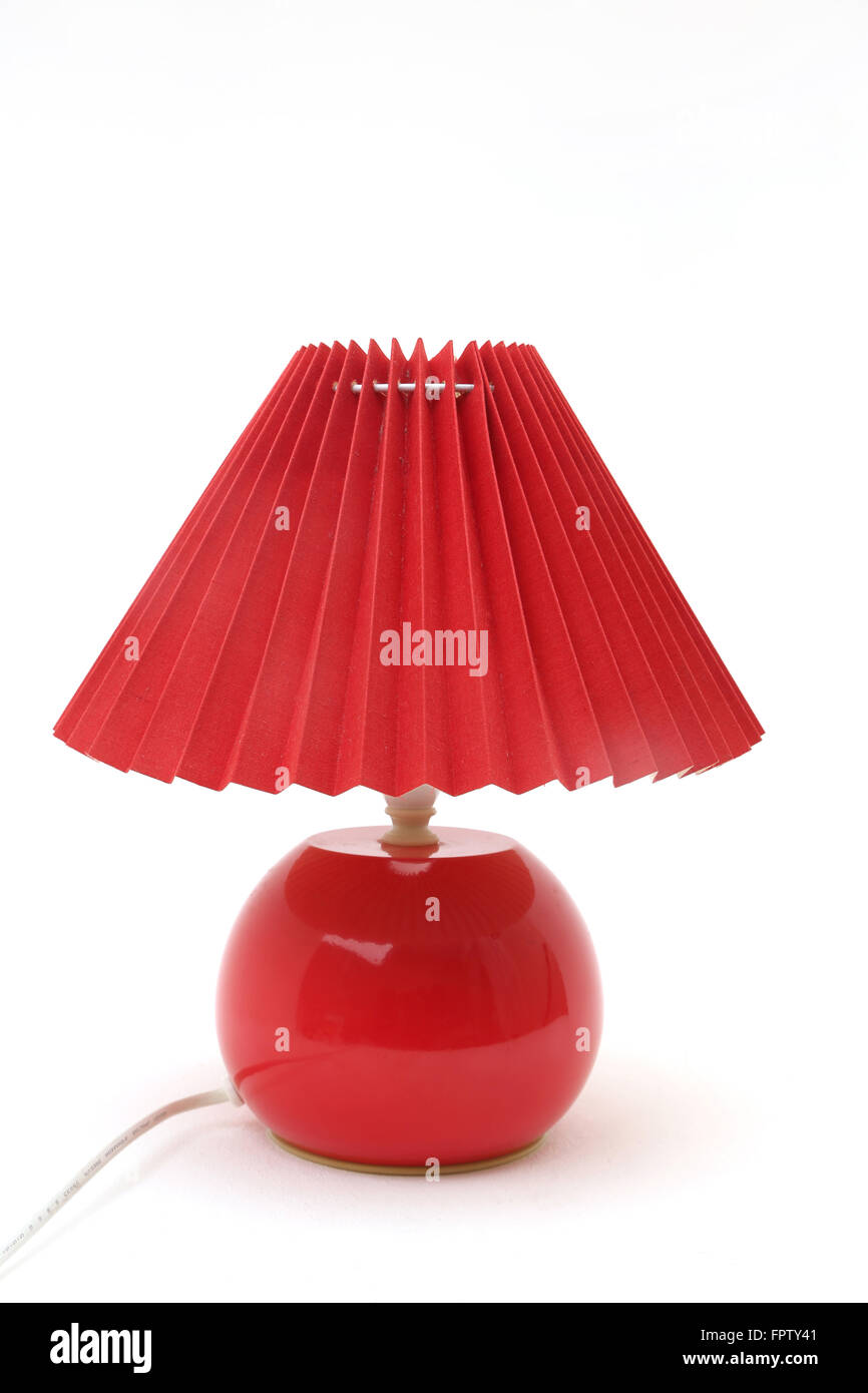 Lampe rouge avec abat-jour plissé Banque D'Images