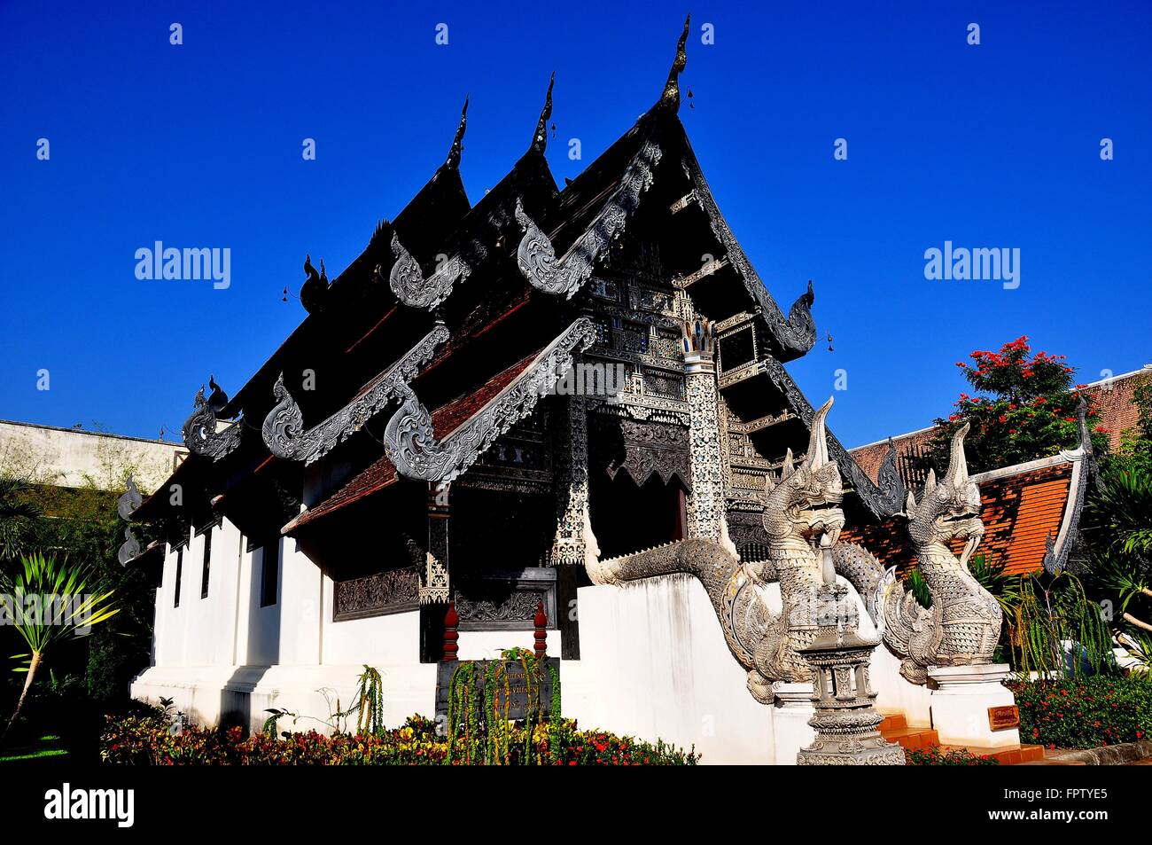 Chiang Mai, Thaïlande : un style Lanna Vihan salle avec sa façade en bois de teck avec Mère incrustations de nacre à Wat Lok Molee * Banque D'Images