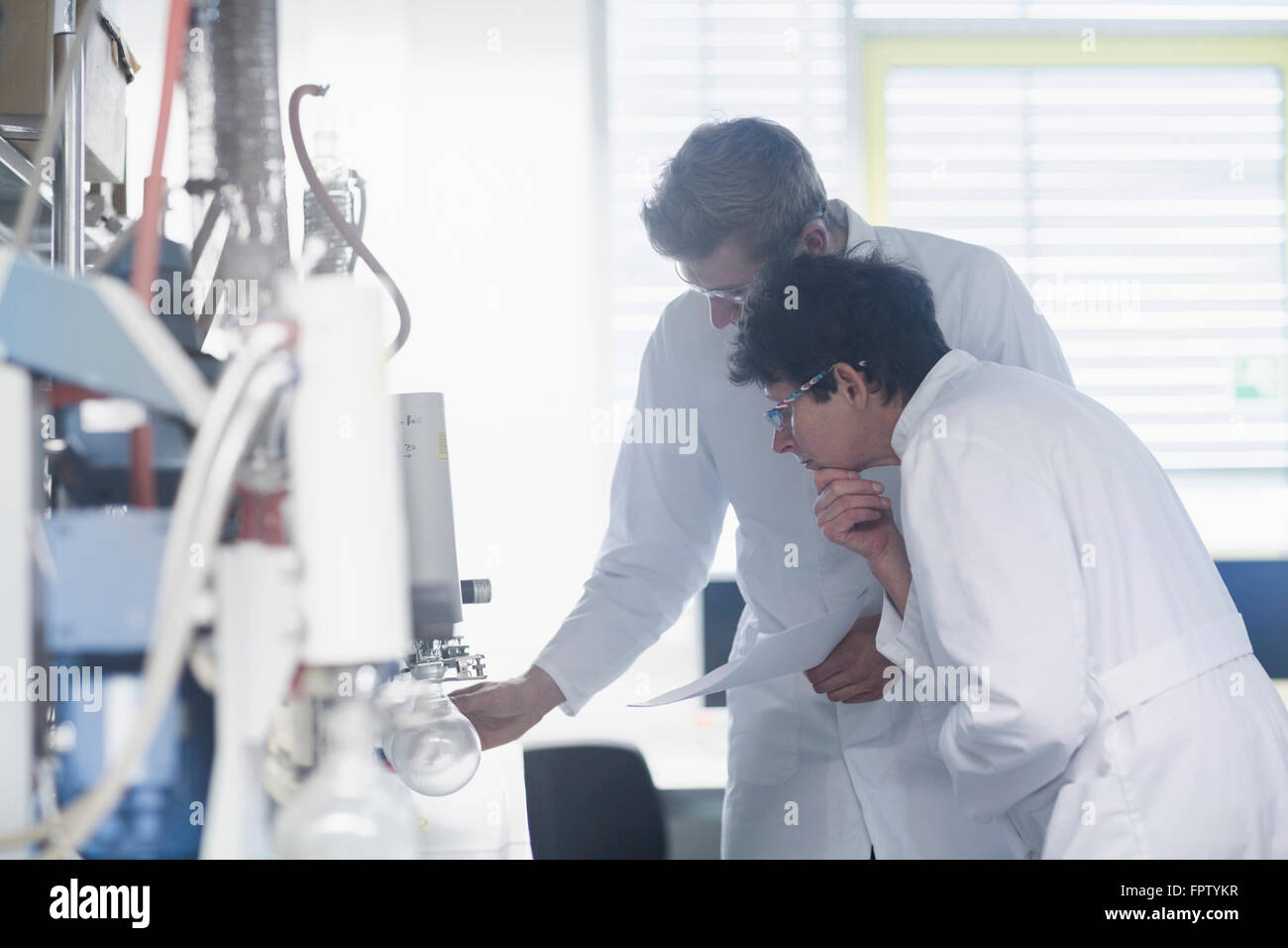 Deux scientifiques travaillant dans un laboratoire, Freiburg im Breisgau, Bade-Wurtemberg, Allemagne Banque D'Images