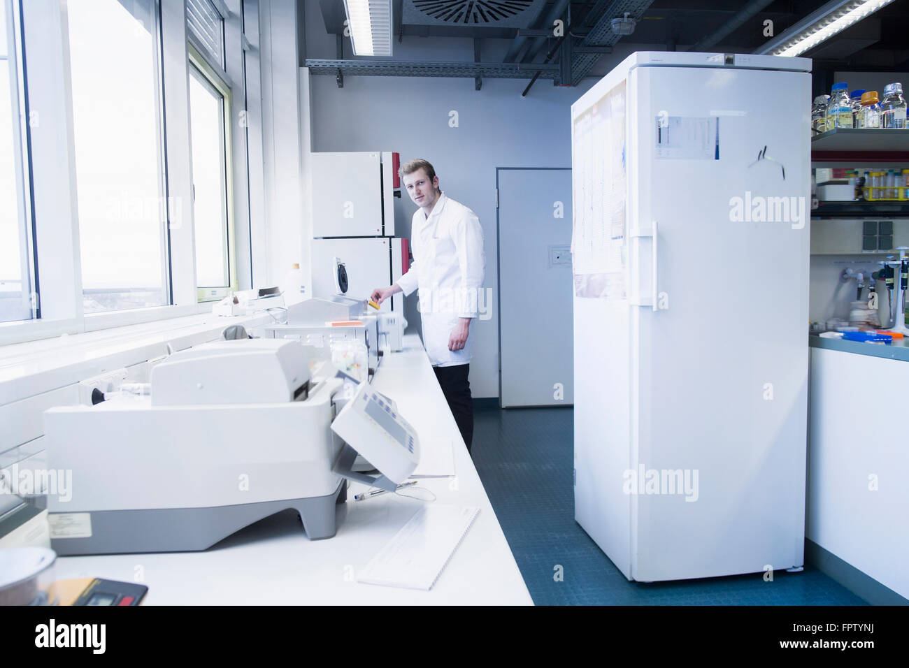 Jeune homme de travail scientifique dans un laboratoire de pharmacie, Freiburg im Breisgau, Bade-Wurtemberg, Allemagne Banque D'Images