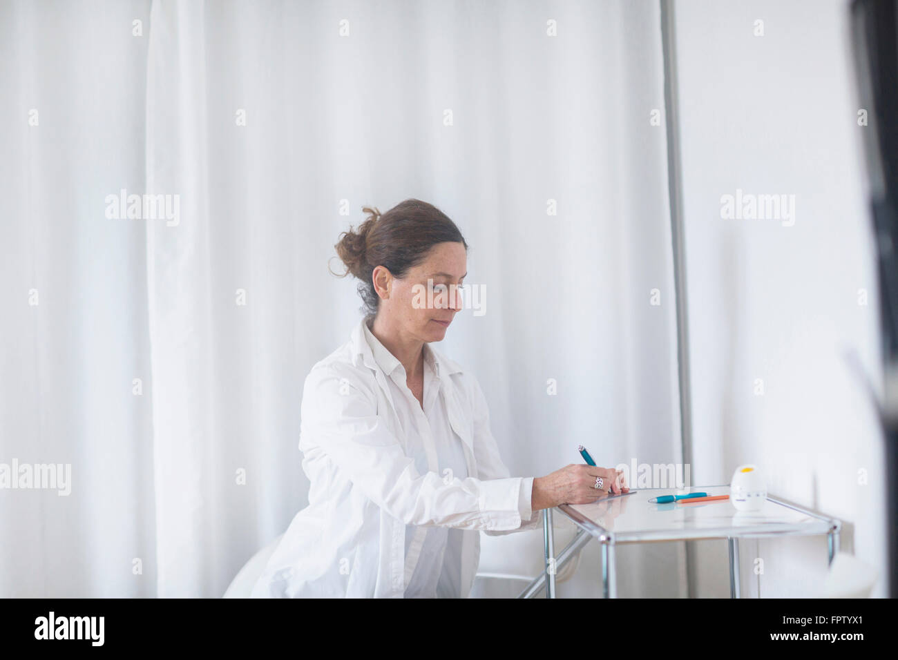 Femme médecin écrit à l'hôpital d'ordonnance, Freiburg im Breisgau, Bade-Wurtemberg, Allemagne Banque D'Images
