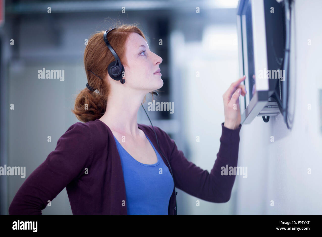 Jeune femme ingénieur travaillant sur écran d'ordinateur à écran tactile dans une industrie, Freiburg im Breisgau, Bade-Wurtemberg, Allemagne Banque D'Images