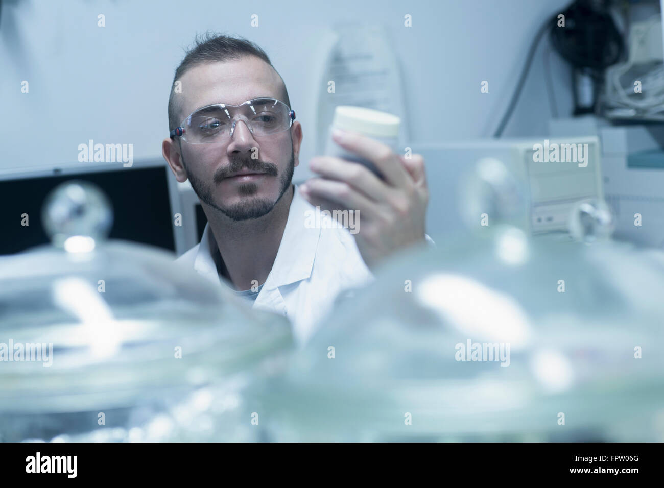 Jeune scientifique travaillant dans un laboratoire, Freiburg im Breisgau, Bade-Wurtemberg, Allemagne Banque D'Images