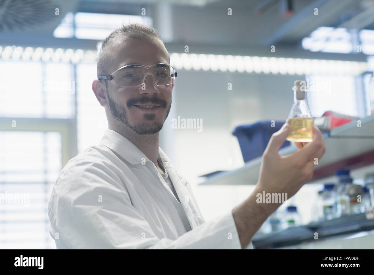 Les scientifiques qui travaillent dans un laboratoire, Freiburg im Breisgau, Bade-Wurtemberg, Allemagne Banque D'Images