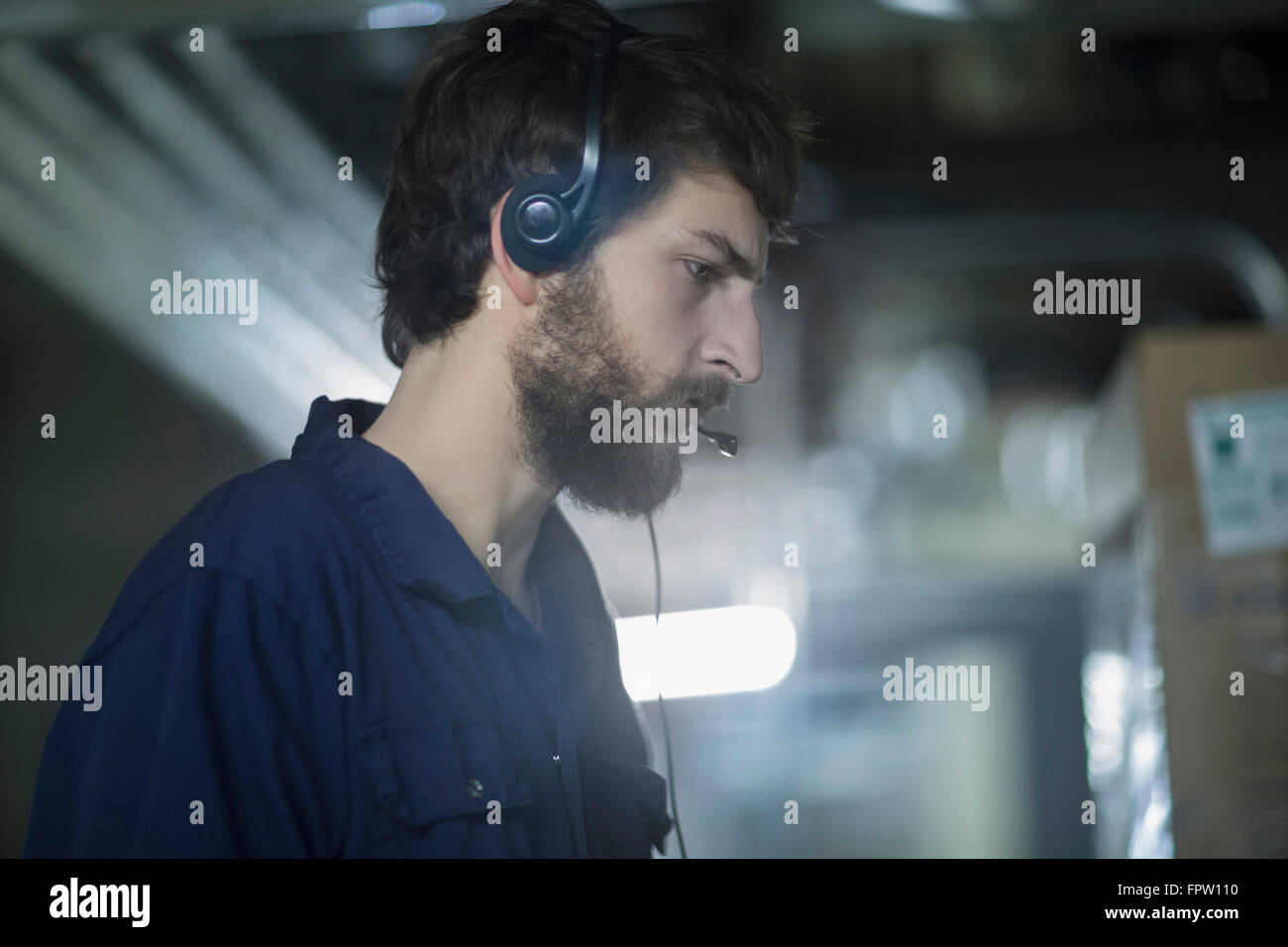 Les jeunes de l'ingénieur travaillant dans une usine industrielle, Freiburg im Breisgau, Bade-Wurtemberg, Allemagne Banque D'Images