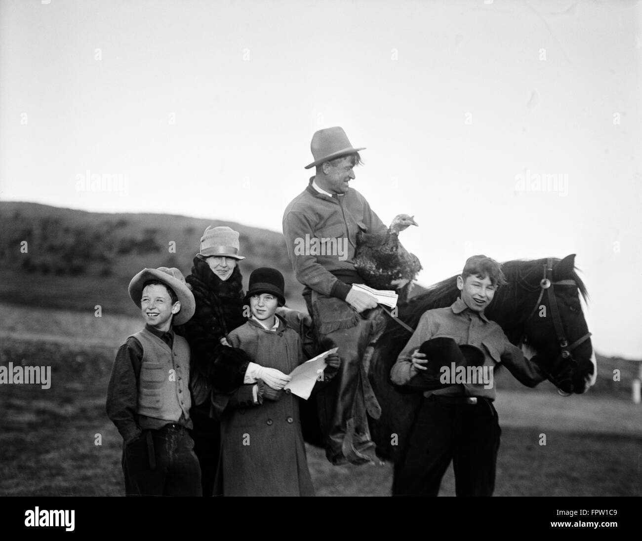 1930 ACTEUR ROGERS AVEC FEMME BETTY ET LES ENFANTS ASSIS SUR LE CHEVAL HOLDING TURQUIE Banque D'Images