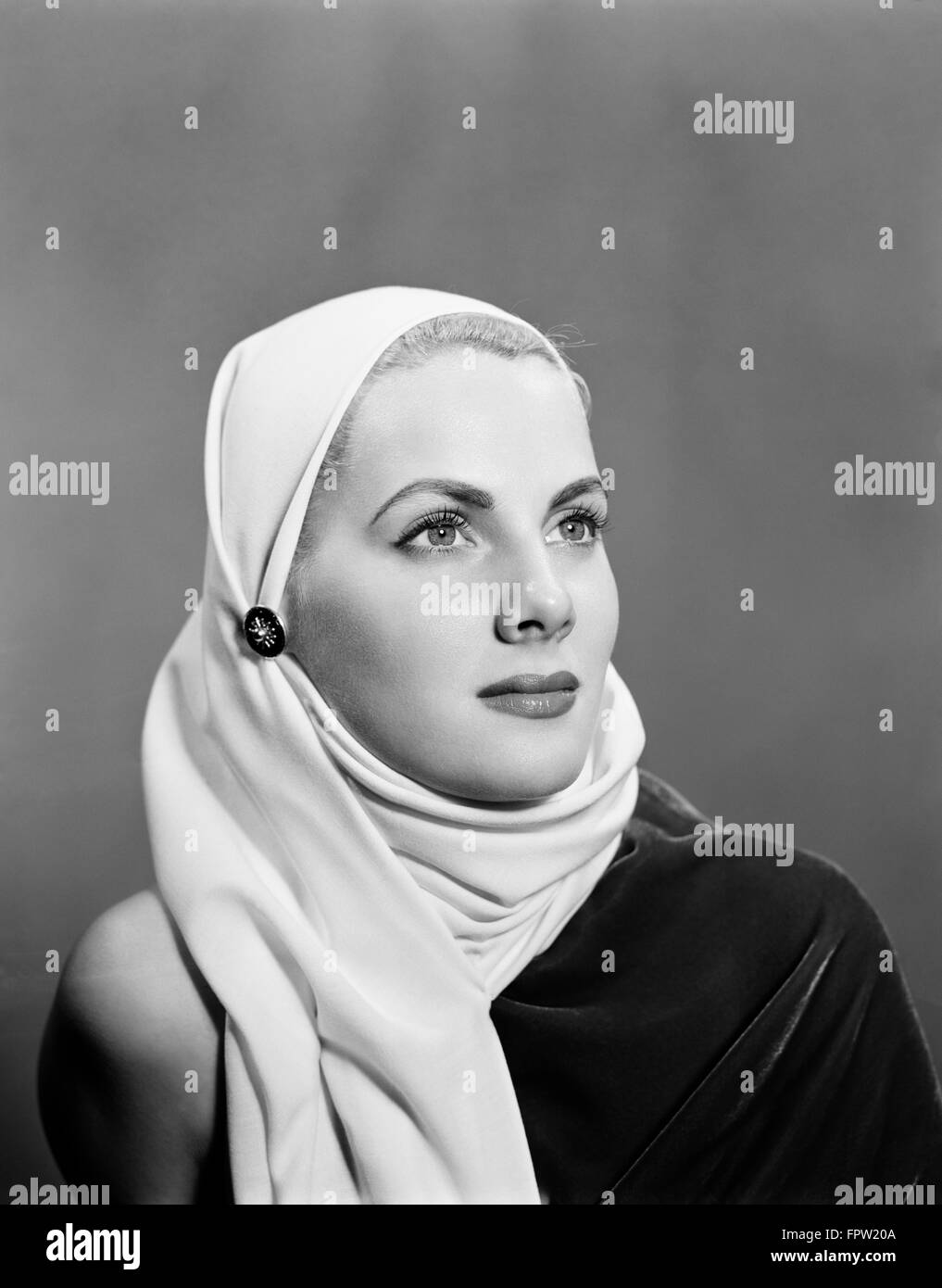 Années 1940 Années 1950 YOUNG BLONDE WOMAN WEARING WHITE FOULARD COWL HOOD Banque D'Images