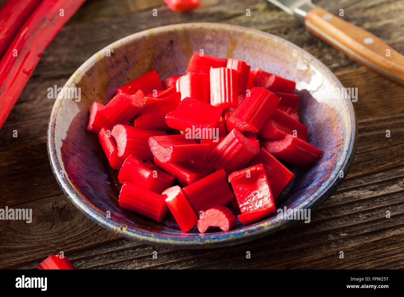 La rhubarbe rouge biologiques crus prêts à l'emploi Banque D'Images
