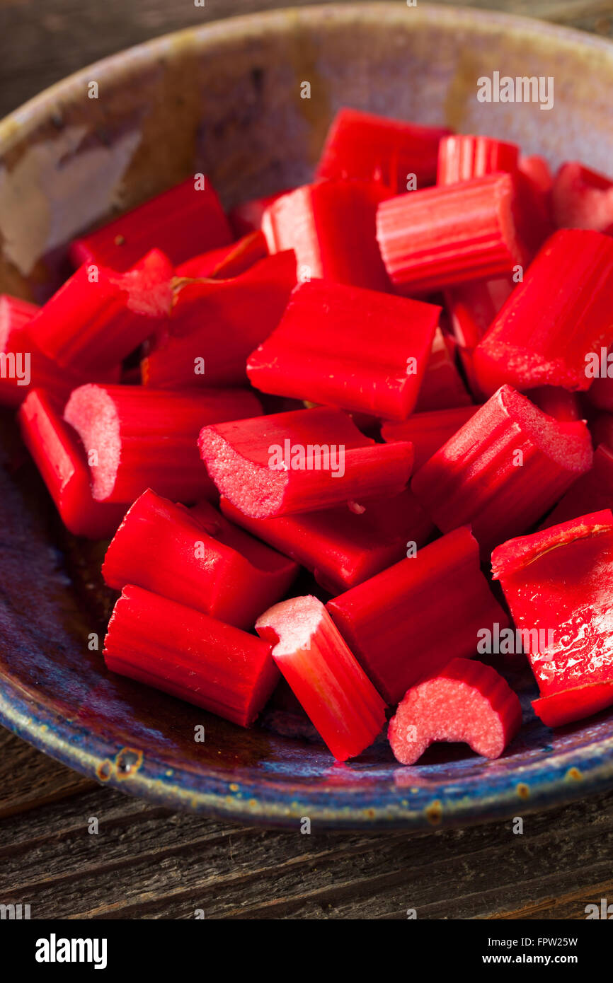 La rhubarbe rouge biologiques crus prêts à l'emploi Banque D'Images