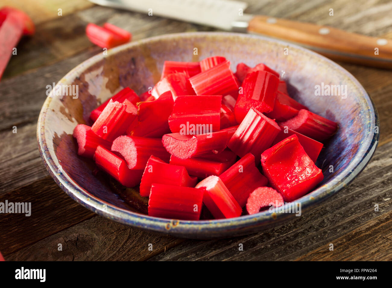 La rhubarbe rouge biologiques crus prêts à l'emploi Banque D'Images