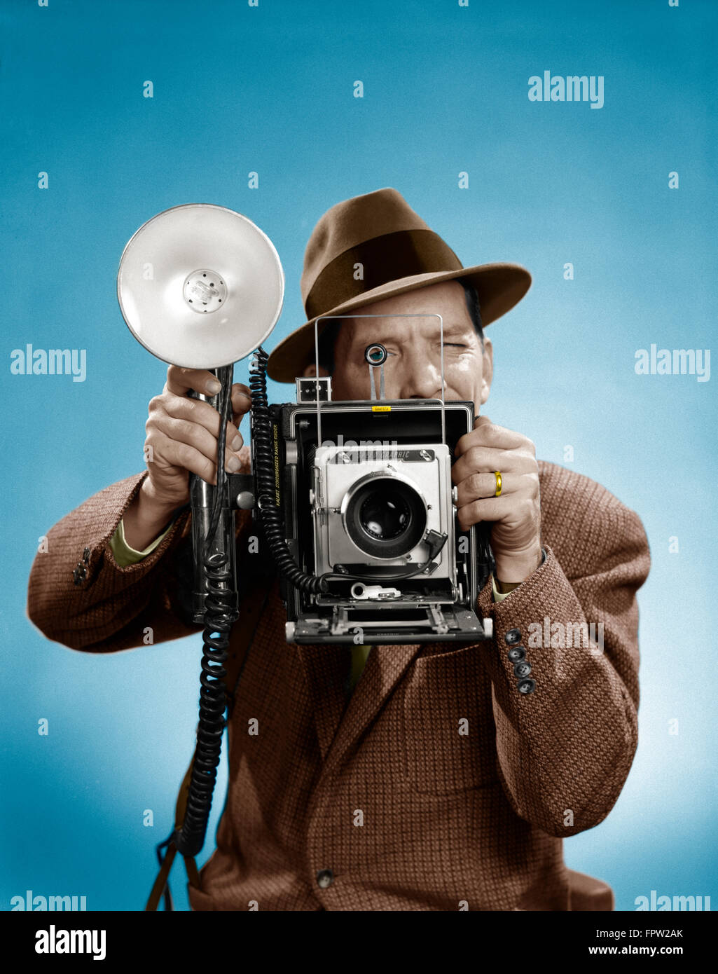 1950 Photographe de presse MAN HOLDING A 4X5 GRAPHIQUE VITESSE APPAREIL PHOTO AVEC UN FLASH PORTABLE Banque D'Images