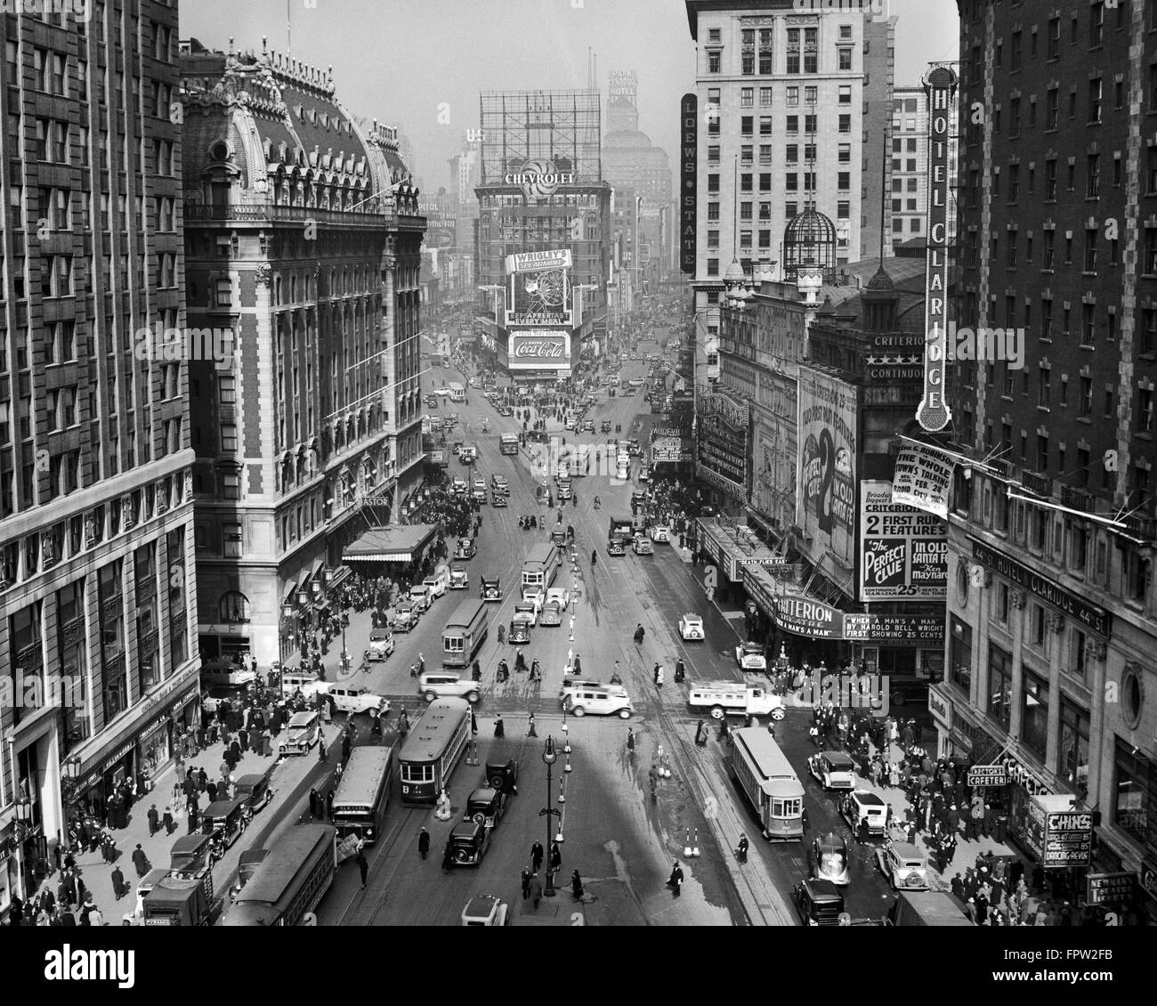 1930 1935 TIMES SQUARE À LA TOUR NORD DE TIMES MANHATTAN TRAFIC PIÉTONS CHARIOTS AUTOMOBILES CHAPITEAUX BÂTIMENTS Banque D'Images
