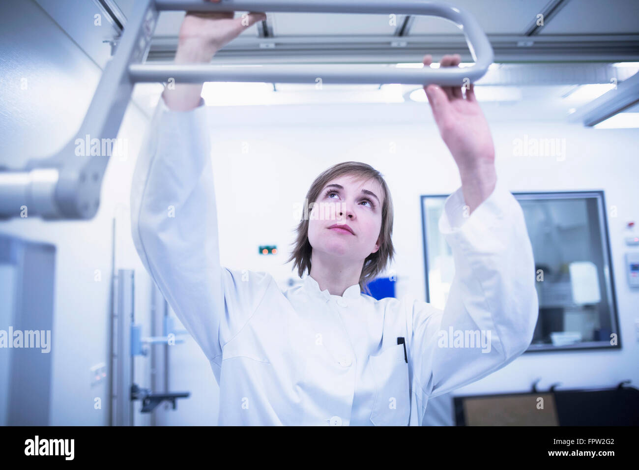 Jeune femme médecin à l'aide de machine à rayons x à l'hôpital, Freiburg im Breisgau, Bade-Wurtemberg, Allemagne Banque D'Images