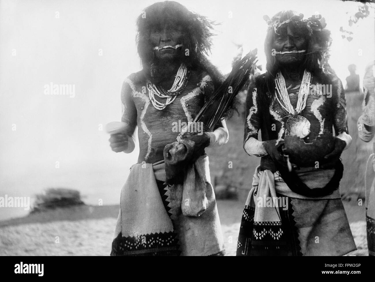 Années 1890, 1896 DEUX HOMMES vivent des Indiens Hopi, chef des prêtres de l'ANTILOPE DANSE DU SERPENT PUEBLO ORAIBI ARIZONA USA Banque D'Images