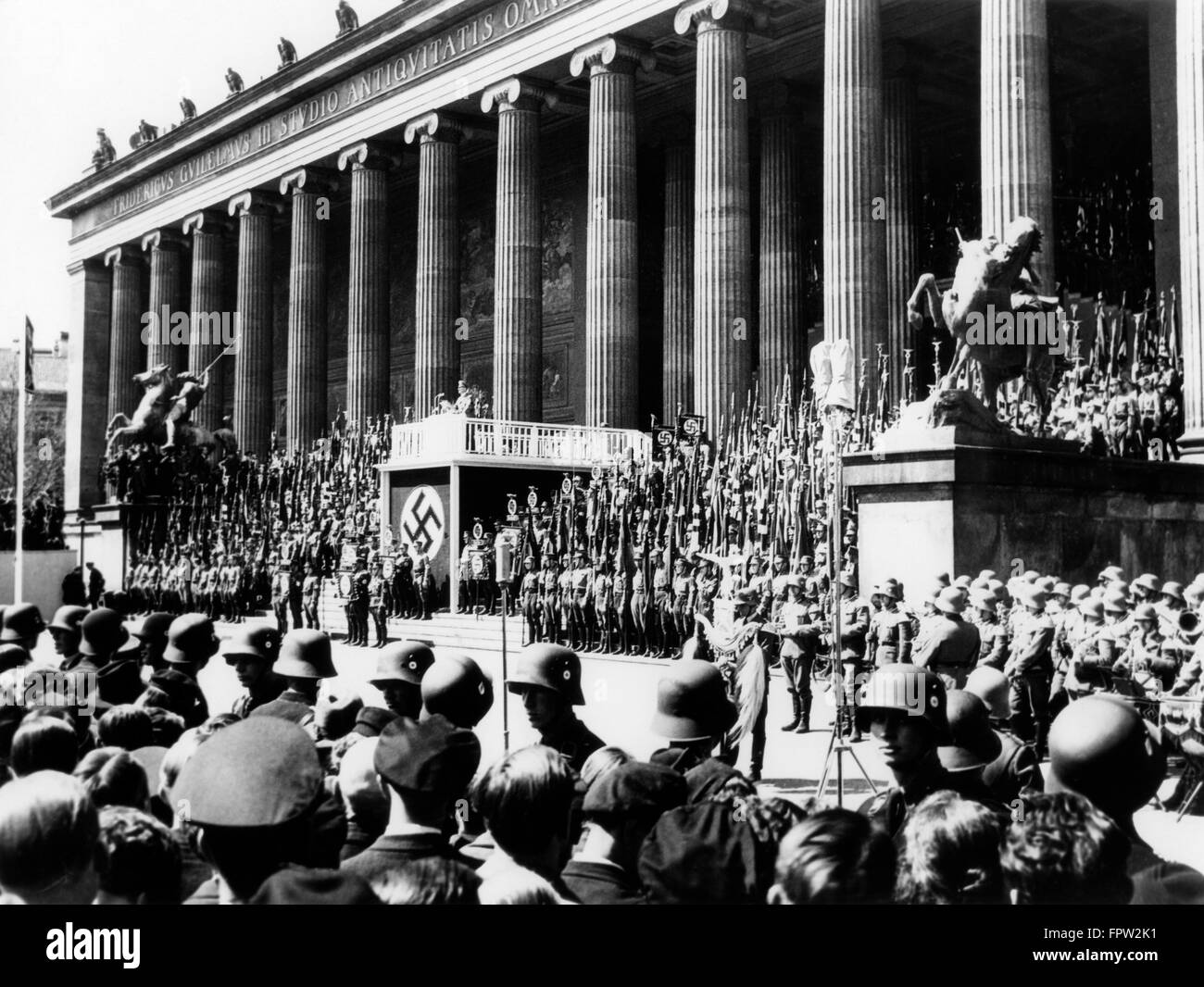 1930 1936 Rallye nazie le chancelier Adolf Hitler PEUT FOURNIR L'ADRESSE DE JOUR ALTES MUSEUM BERLIN ALLEMAGNE Banque D'Images