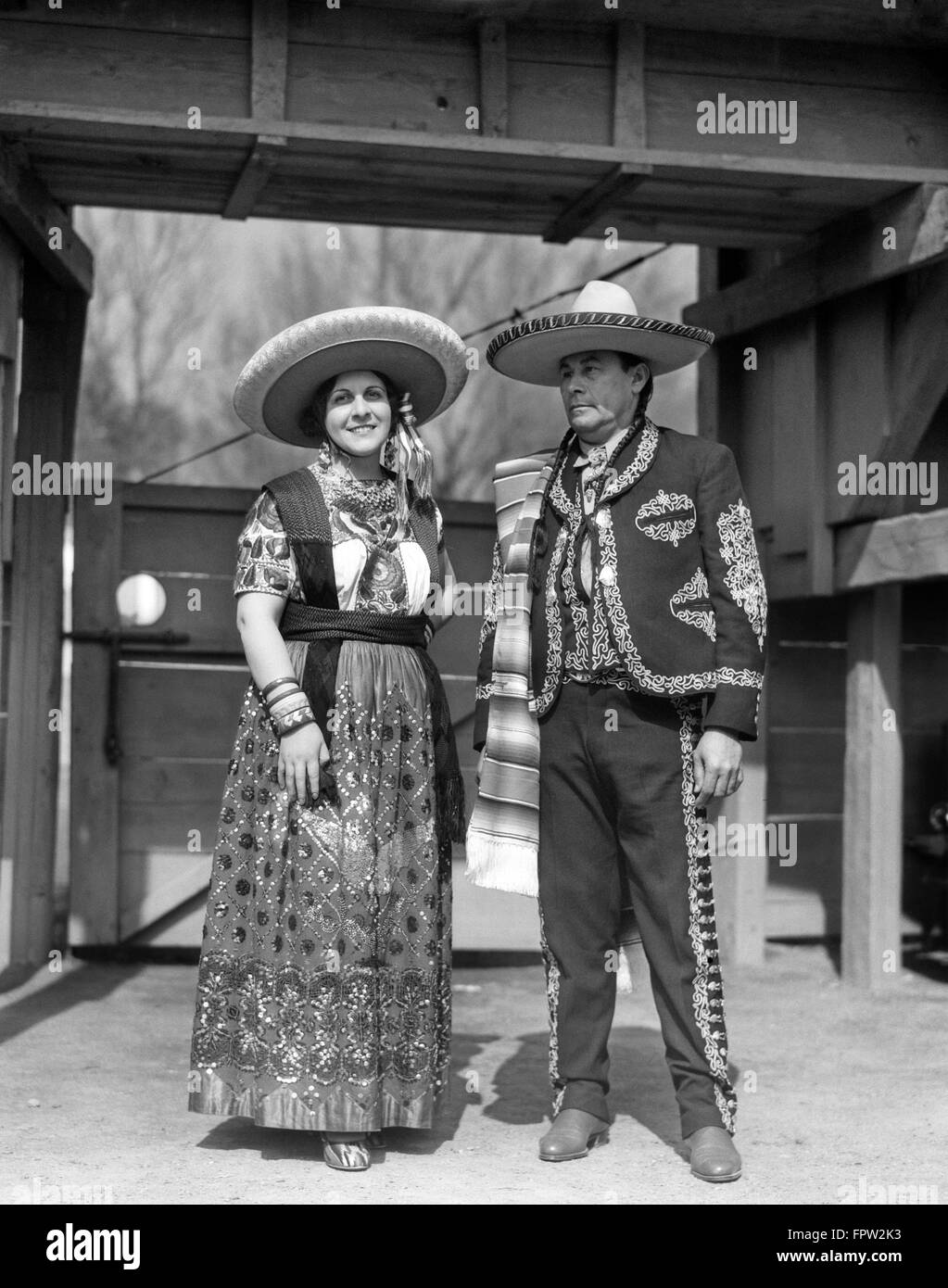 1930 PORTRAIT HOMME FEMME COUPLE WEARING COWBOY ET LA CHINE TRADITIONNELLE CHARRO COSTUMES POBLANO MEXICO MEXIQUE Banque D'Images