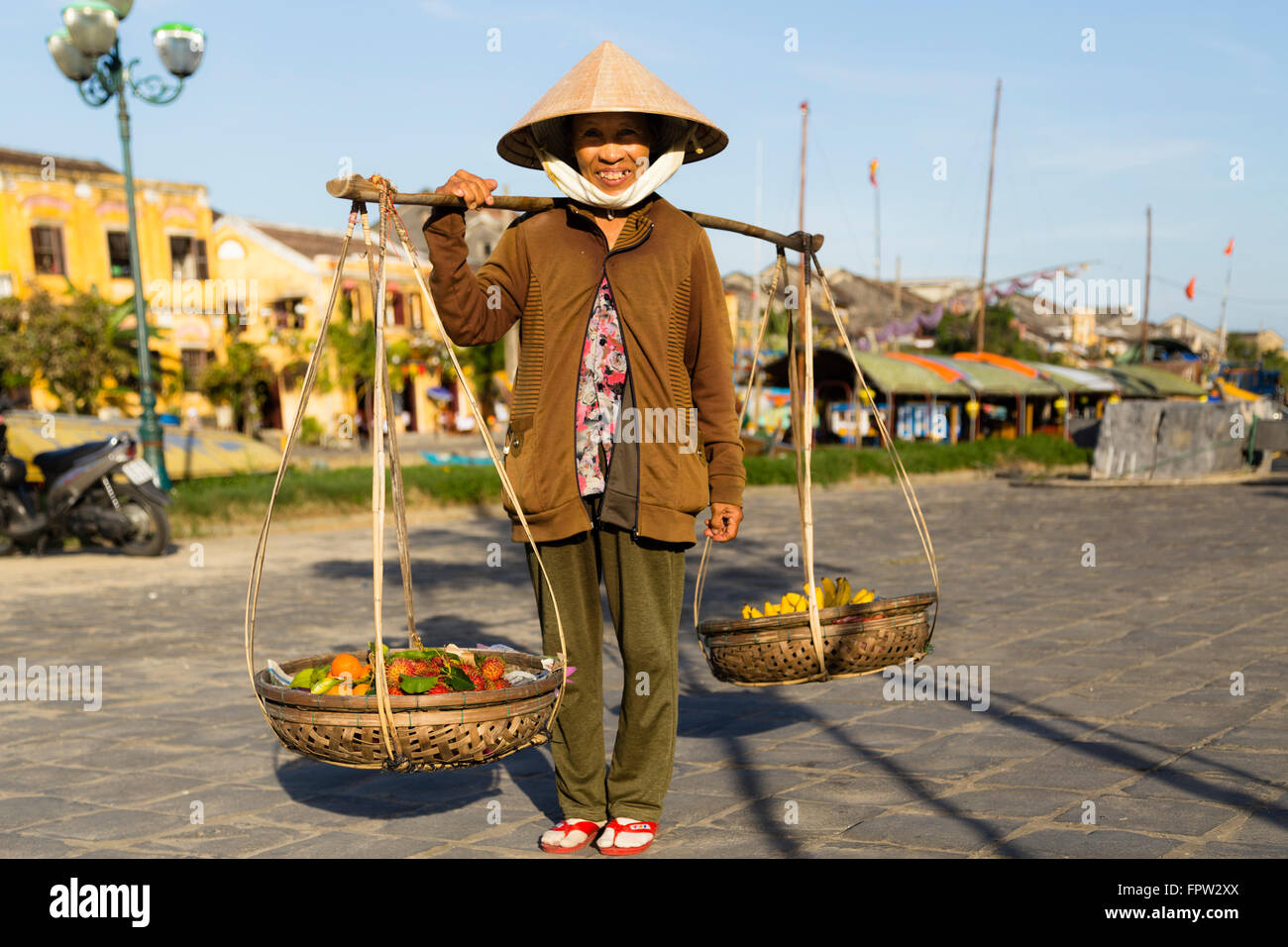 Femme vendant des fruits, vieille ville de Hoi An, Vietnam Banque D'Images