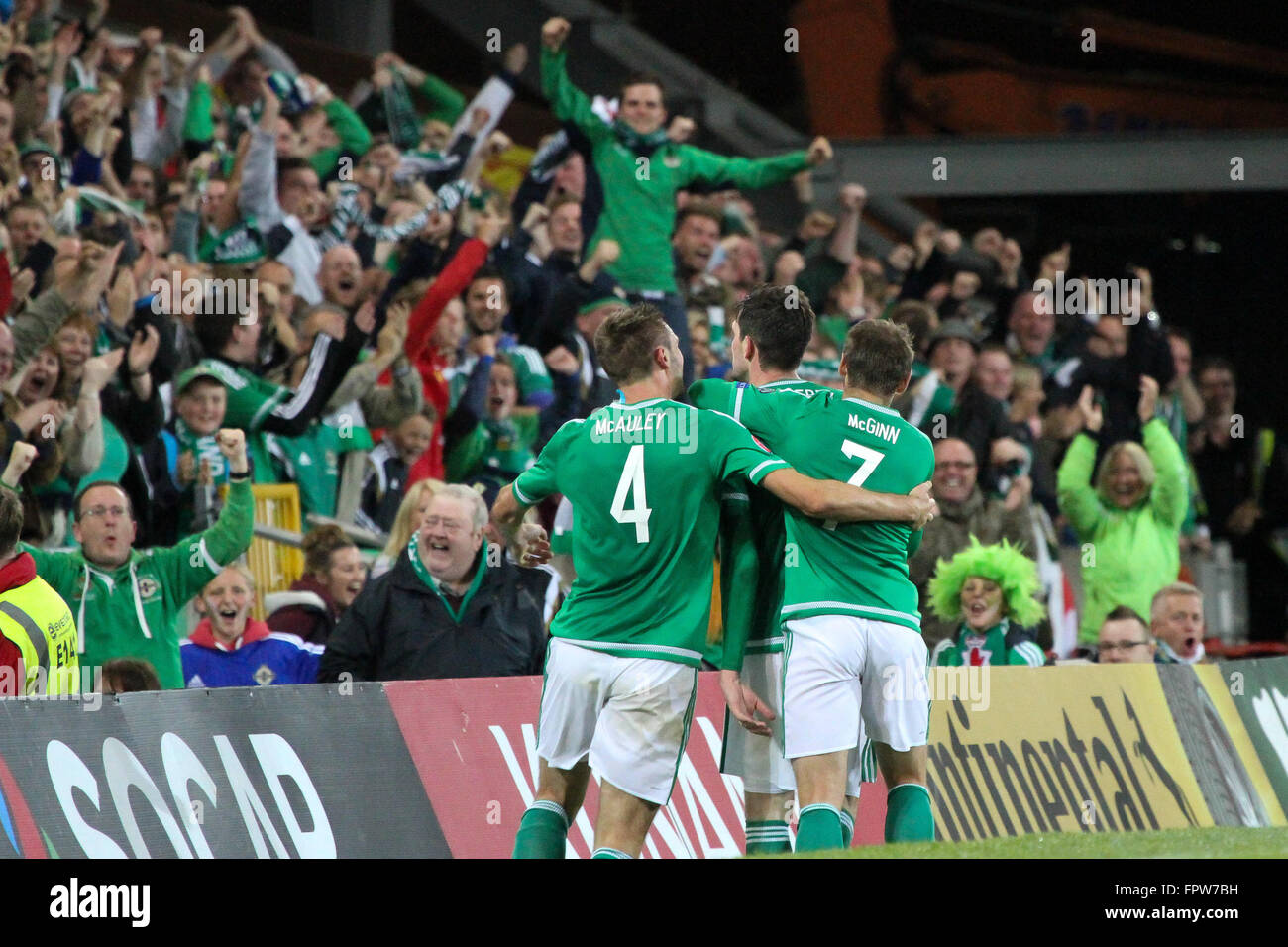 07 Sept 2015 - Euro 2016 Qualifications - Groupe F - Irlande du Nord 1 Hongrie 1. Kyle Lafferty gâche l'Irlande du Nord (centre) célèbre son égalisation tardive. Banque D'Images